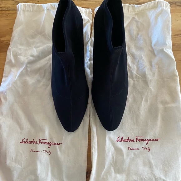 Salvatore Ferragamo Tirolo Booties size 7 - mint condition with box - Picture 2 of 4